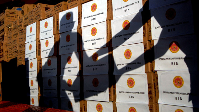 Sejumlah instansi pemerintahan dan organisasi kemasyarakatan di Sulsel mengirimkan bantuan sembako untuk korban gempa bumi yang terjadi di Palu dan Donggala Sulawesi Tengah. (Foto: ANTARA FOTO/Abriawan Abhe)