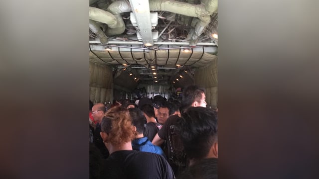Evakuasi korban gempa Palu dengan pesawat Hercules. (Foto: Dok Twitter @_TNIAU)