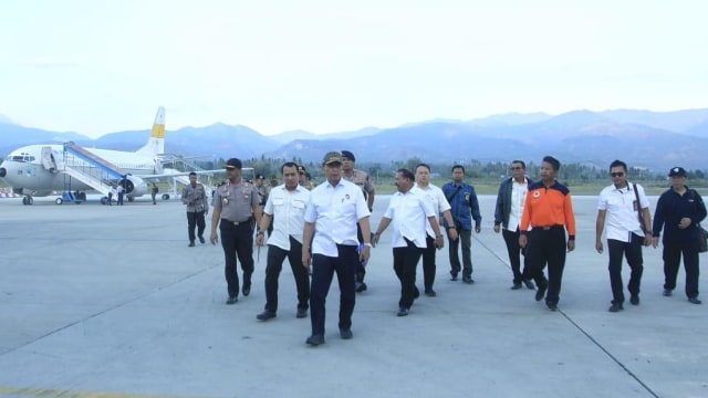 Menkopolhukam Wiranto (tengah) meninjau langsung lokasi bencana di Kota Palu. (Foto: Dok. Humas Kemenkopolhukam)