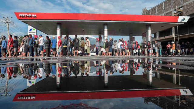 Warga mengantre BBM di SPBU, Palu, Sulawesi Tengah, Minggu (30/9). Gempa dan tsunami yang melanda wilayah Palu mengakibatkan kesulitan BBM. (Foto: ANTARA FOTO/Muhammad Adimaja)