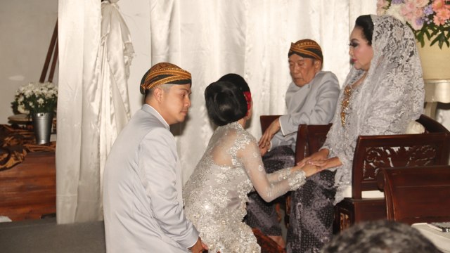 Ardina Rasti dan Arie Dwi Andhika saat acara sungkeman dan pengajian tujuh bulanan.
 (Foto: Munady Widjaja)