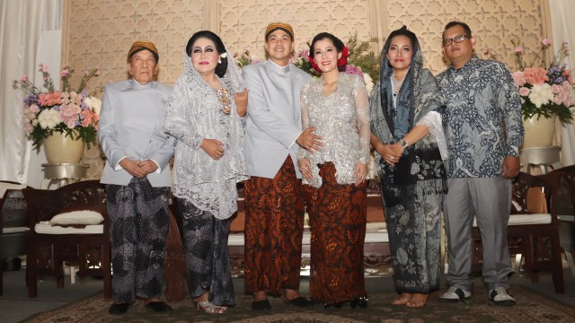 Ardina Rasti dan Keluarga saat acara sungkeman dan pengajian tujuh bulanan.
 (Foto: Munady Widjaja)