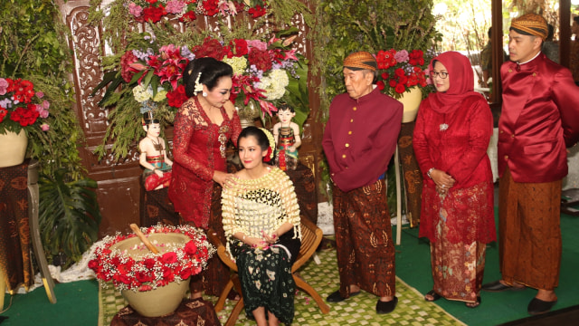 Acara siraman tujuh bulanan Ardina Rasti.
 (Foto: Munady Widjaja)