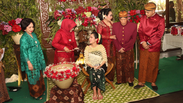 Acara siraman tujuh bulanan Ardina Rasti.
 (Foto: Munady Widjaja)