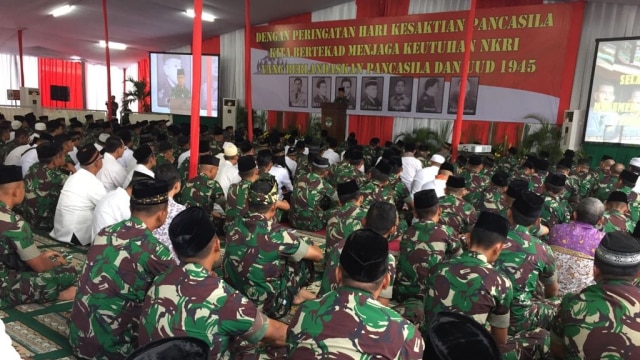 Suasana Doa Bersama Kodam Jaya mengenang tujuh pahlawan revolusi di Monumen Pancasila Sakti di Lubang Buaya, Jakarta Timur. (Foto: Rafyq Panjaitan/kumparan)