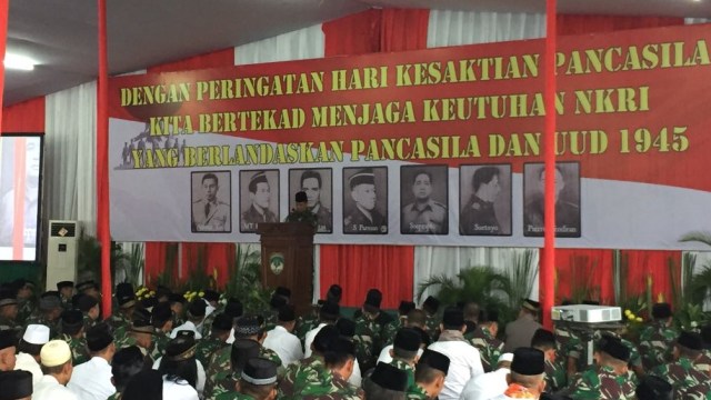 Suasana Doa Bersama Kodam Jaya mengenang tujuh pahlawan revolusi di Monumen Pancasila Sakti di Lubang Buaya, Jakarta Timur. (Foto: Rafyq Panjaitan/kumparan)
