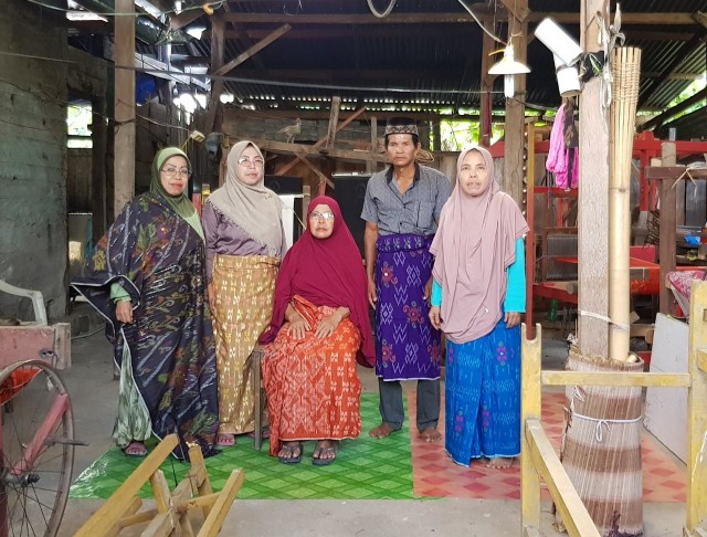 Para perajin Tenun Donggala yang terdampak tsunami dan gempa di Palu dan Donggala (Foto: dok. Didiet Maulana)