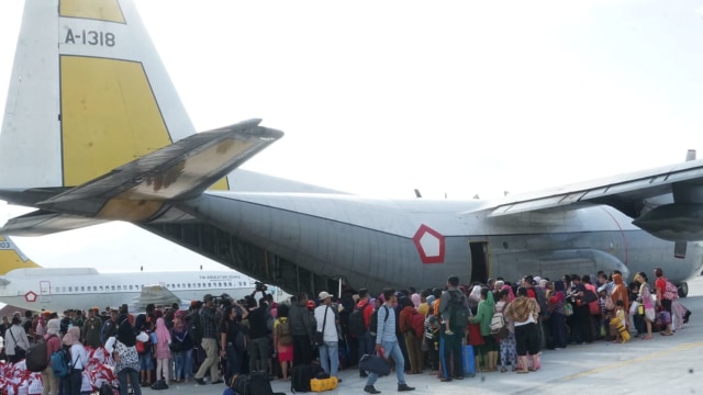 Pengungsi Antre Ambil Bantuan di Bandara Palu (Foto: Jamal Ramadhan/kumparan)
