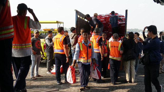 Bantuan Untuk Korban Gempa dan tsunami di Bandara Palu. (Foto: Jamal Ramadhan/kumparan)