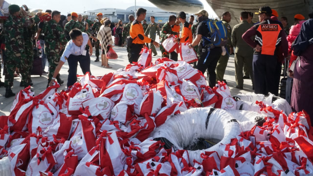 Bantuan Untuk Korban Gempa dan tsunami di Bandara Palu. (Foto: Jamal Ramadhan/kumparan)