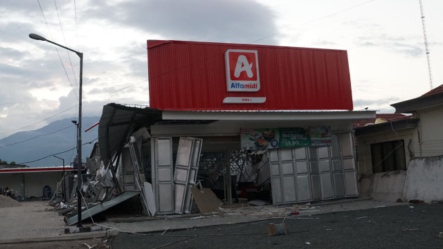 Minimarket yang rusak akibat gempa Palu. (Foto: Jamal Ramadhan/kumparan)