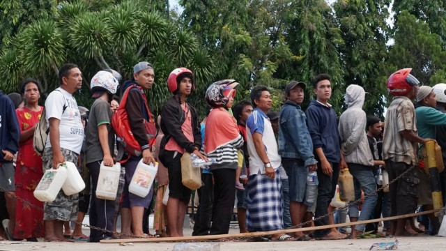 Warga mengantre BBM di SPBU selama 4 hingga 5 jam untuk mendapatkan bahan bakar. (Foto: Jamal Ramadhan/kumparan)
