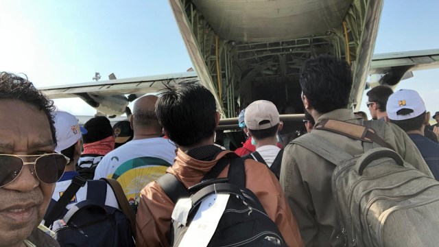 Frans naik hercules meninggalkan Palu. (Foto: Dok. Frans Padak)