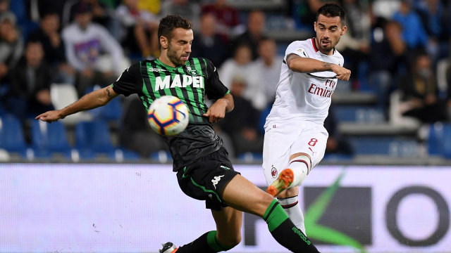 Tembakan Suso ketika AC Milan melawat ke kandang Sassuolo. (Foto: Massimo Pinca/Reuters)