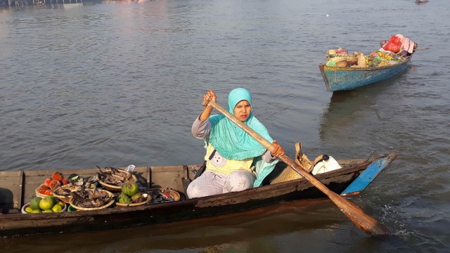 Suasana di Pasar Terapung, Sungai Barito, Kalimantan Selatan. Foto: Ema Fitriyani/kumparan