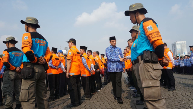 Gubernur DKI Jakarta Anies Baswedan melepas Satgas Peduli Bencana Donggala - Palu di Silang Monas, Jakarta Pusat (1/10/2018). (Foto: Iqbal Firdaus/kumparan)