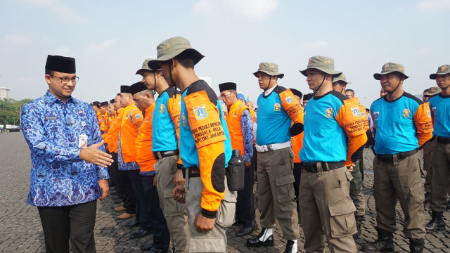 Gubernur DKI Jakarta Anies Baswedan melepas Satgas Peduli Bencana Donggala - Palu di Silang Monas, Jakarta Pusat (1/10/2018). (Foto: Iqbal Firdaus/kumparan)
