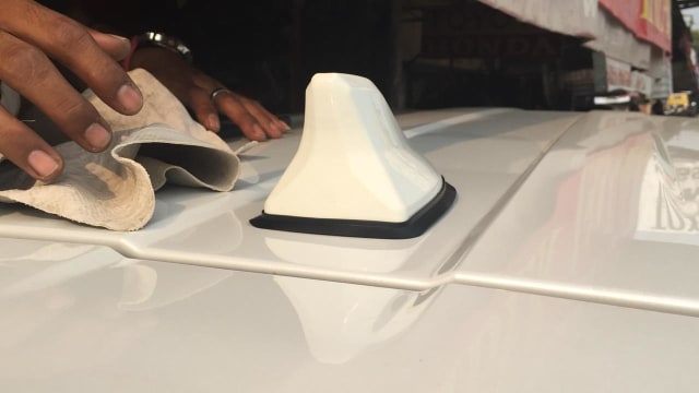 Pemasangan antena shark fin pada Xpander (Foto: Aditya Pratama Niagara/kumparanOTO)