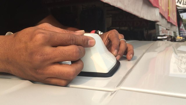 Pemasangan antena shark fin pada Xpander (Foto: Aditya Pratama Niagara/kumparanOTO)
