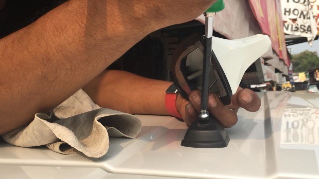 Pemasangan antena shark fin pada Xpander (Foto: Aditya Pratama Niagara/kumparanOTO)