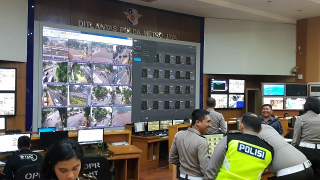 Suasana di ruang TMC saat ujicoba tilang CCTV (ETLE), Senin (1/10/2018). (Foto: Fadjar Hadi/kumparan)