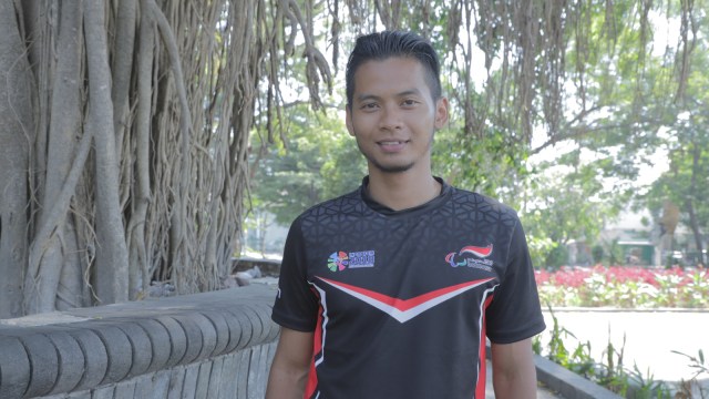 Pemandu lari tunanetra, Ahmad Azlan. (Foto: Dok. Charles Brouwson)