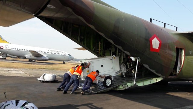 Genset untuk tambahan listrik darurat dikirim menggunakan pesawat Hercules TNI AU pagi ini ke Kota Palu, Senin (1/10/2018). (Foto: Twitter @Sutopo Purwo Nugroho ‏)