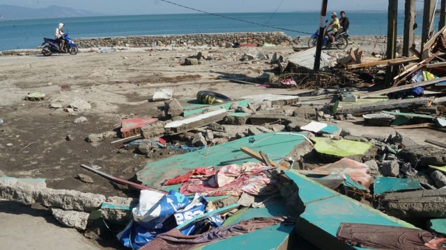 Kondisi jalanan hancur akibat gempa bumi dan Tsunami di Pesisir Talise, Palu, Sulawesi Tengah. (Foto: Jamal Ramadhan/kumparan)