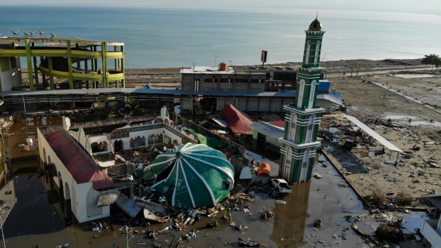 Gambar dari udara kondisi masjid di tepi pantai kota Palu setelah terkena gempa dan tsunami. (Foto: AFP/JEWEL SAMAD)