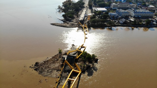 Gambar dari udara kondisi jembatan di kota Palu setelah terkena gempa dan tsunami. (Foto: AFP/JEWEL SAMAD)