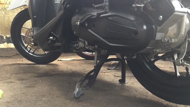 Ilustrasi motor dengan standar tengah (Foto: Aditya Pratama Niagara/kumparanOTO)