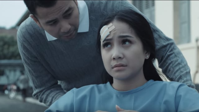 Nagita Slavina dan Raffi Ahmad di film 'The Secret Suster Ngesot Urban Legend' (Foto: YouTube RA Pictures)