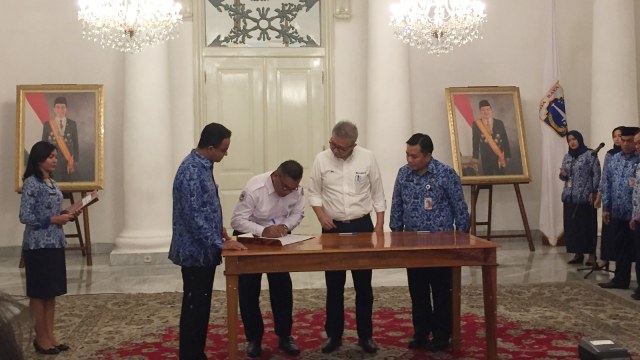 Anies Baswedan (dua kiri) saat penandatanganan MoU soal OK Otrip di Balai Kota. (Foto: Moh Fajri/kumparan)