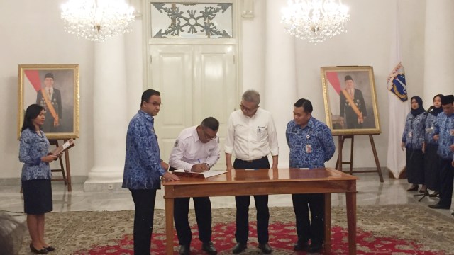 Anies Baswedan (dua kiri) saat penandatanganan MoU soal OK Otrip di Balai Kota. (Foto: Moh Fajri/kumparan)