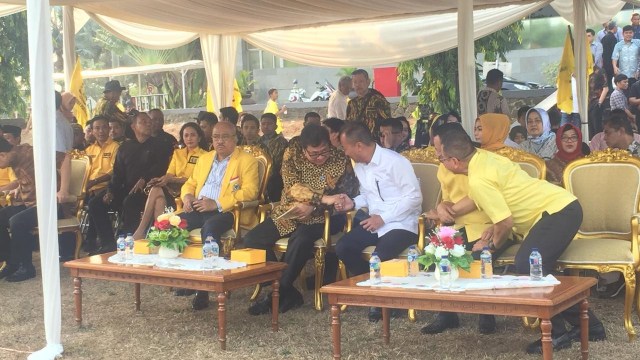 Ketum Golkar Airlangga Hartarto dan Mensos Agus Gumiwang Kartasasmita lepas bantuan logistik untuk korban bencana di Palu dan Lombok, Senin (1/10/2018). (Foto: Ricad Saka/kumparan)