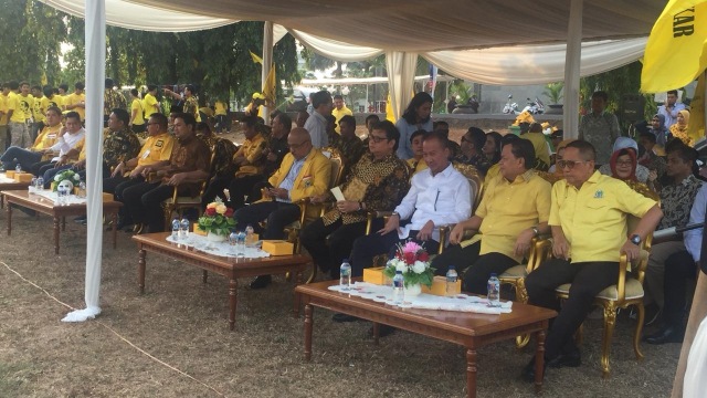 Ketum Golkar Airlangga Hartarto dan Mensos Agus Gumiwang Kartasasmita lepas bantuan logistik untuk korban bencana di Palu dan Lombok, Senin (1/10/2018). (Foto: Ricad Saka/kumparan)