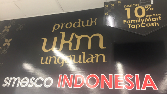 Produk-produk UKM yang dijajakan di FamilyMart Smesco Indonesia di hari pertama pembukaan, di Jakarta, Senin (1/10). Foto: Nurul Nur Azizah/kumparan