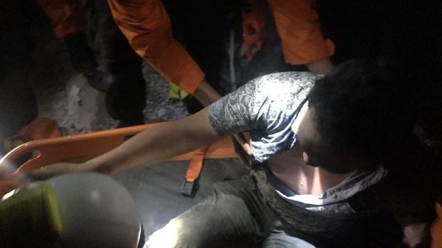 Tim Basarnas dan TNI Evakuasi Sapri Nusin (Foto: Dok. Basarnas)