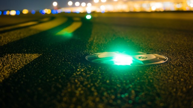 Lampu di taxiways bandara (Foto: Shutter Stock)