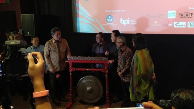 Pemukulan gong tanda digelarnya Piala Citra FFI 2018 (Foto: Alexander Vito Edward Kukuh/kumparan)