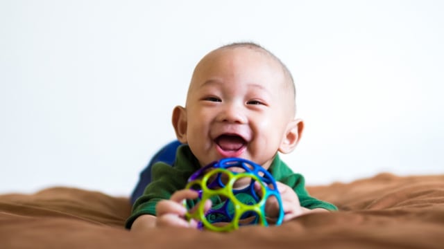 Mainan bola untuk memacu bayi merangkak (Foto: Shutterstock)