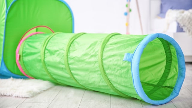 Motivasi bayi merangkak dengan mainan terowongan (Foto: Shutterstock)