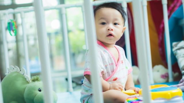Biarkan bayi merangkak bebas di dalam pagar bermain (Foto: Shutterstock)