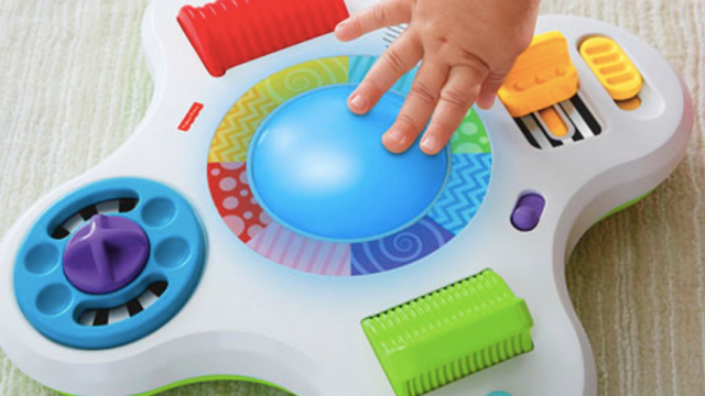 Activity table - mainan untuk memacu bayi merangkak (Foto: Shutterstock)