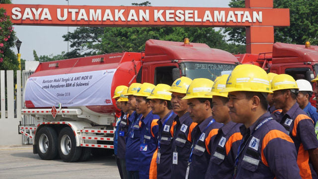 Suasana PT. Pertamina(Persero) dan PT. Pertamina Patra Niaga melepas 12 unit mobil tanki (MT) dan 26 awak mobil tanki (AMT) ke wilayah gempa dan tsunami Donggala - Palu, Selasa (2/10/2018). (Foto: Iqbal Firdaus/kumparan)
