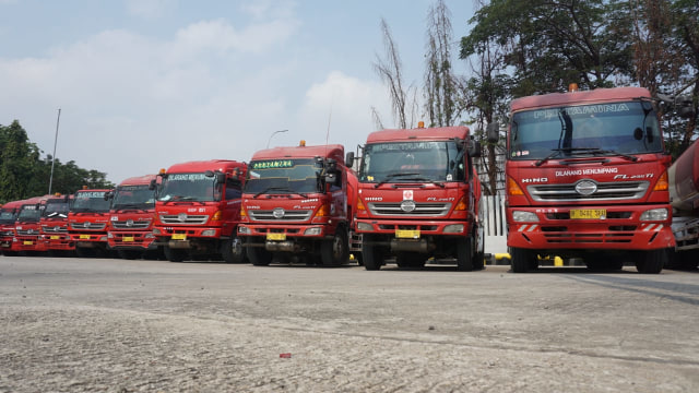 Barisan unit mobil tanki (MT) dan awak mobil tanki (AMT)  yang akan diberangkatkan ke wilayah gempa dan tsunami Donggala - Palu, Selasa (2/10/2018). (Foto: Iqbal Firdaus/kumparan)
