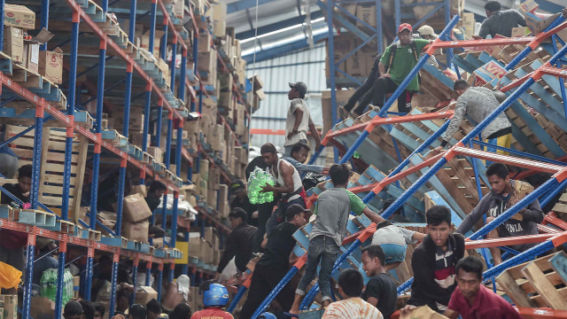Warga korban gempa mengambil berbagai keperluan logistik di Mamboro, Palu Utara, Sulawesi Tengah. (Foto: ANTARA FOTO/Muhammad Adimaja)