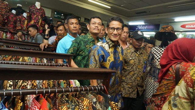 Sandiaga Uno mengunjungi sejumlah UMKM Batik Indonesia di Thamrin City, Jakarta Barat, Selasa (2/10/2018) (Foto: Iqbal Firdaus/kumparan)