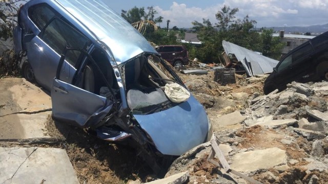 Salah satu mobil yang hancur akibat gempa bumi di Petobo, Palu, Selasa (2/10/2018). (Foto: Soejono Saragih/kumparan)