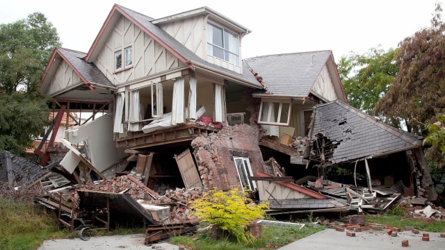 Sebuah rumah hancur akibat gempa di Christchruch, Selandia Baru (23/2/2011). (Foto: AFP/Marty Melville)